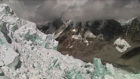 Pan-A-Serac-Inestable-En-Medio-De-Una-Cascada-De-Hielo