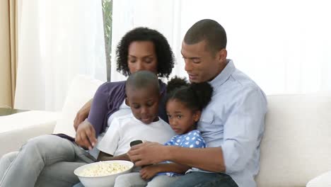 Afroamerikanische-Junge-Familie-Vor-Dem-Fernseher