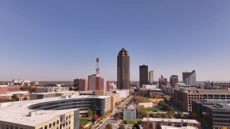 Downtown-Des-Moines-Iowa-sculpture-park-drone-shot