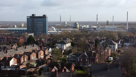 vista aérea sobre los árboles del parque hasta las carreteras industriales del paisaje urbano con rascacielos azules, merseyside, inglaterra