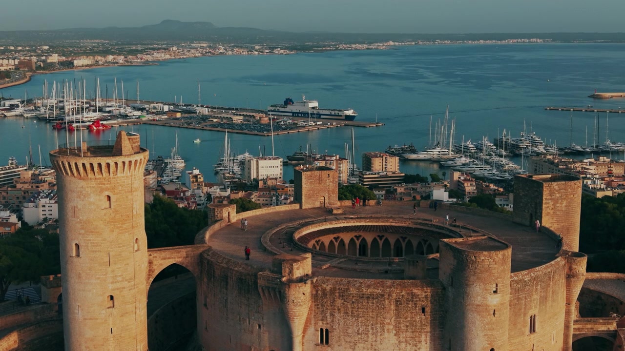 Vista aerea del Castello di Bellver che domina il porto di Palma di Maiorca