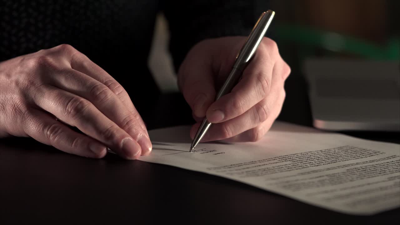 persona que firma un documento