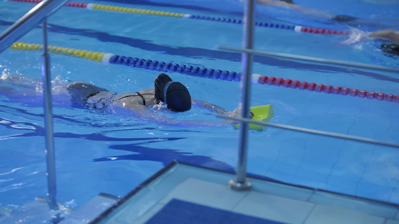 수영장 에서 수영 하는 운동적 인 젊은 여자