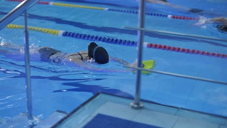 joven deportiva nadando en la piscina