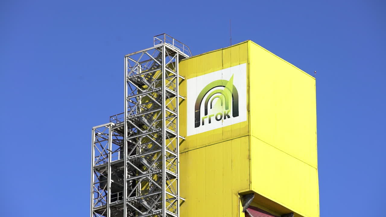 edificio industrial con el logotipo de itok