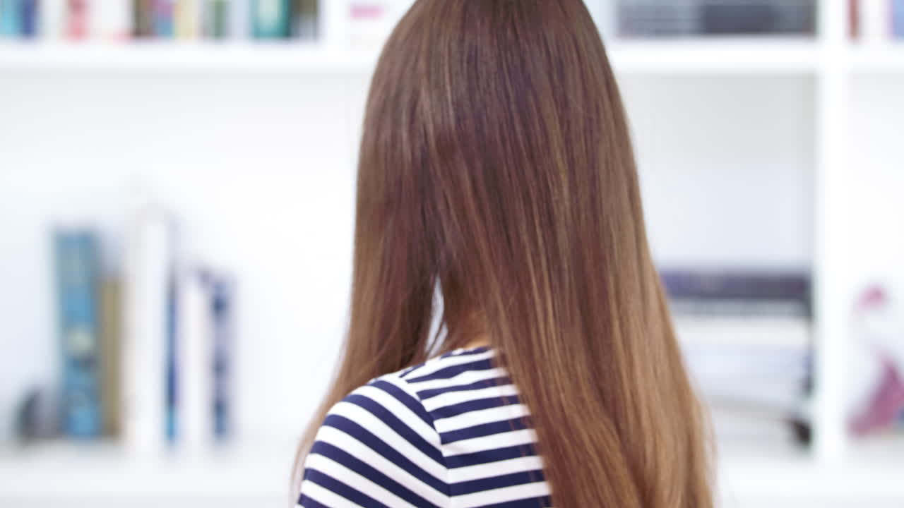 그녀의 미소는 모든 방을 밝게 합니다.