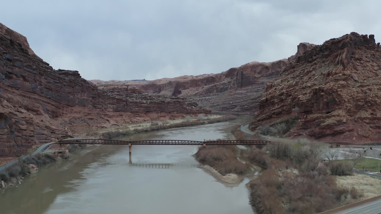 parque nacional arches, utah - río que fluye en un hermoso valle, aéreo
