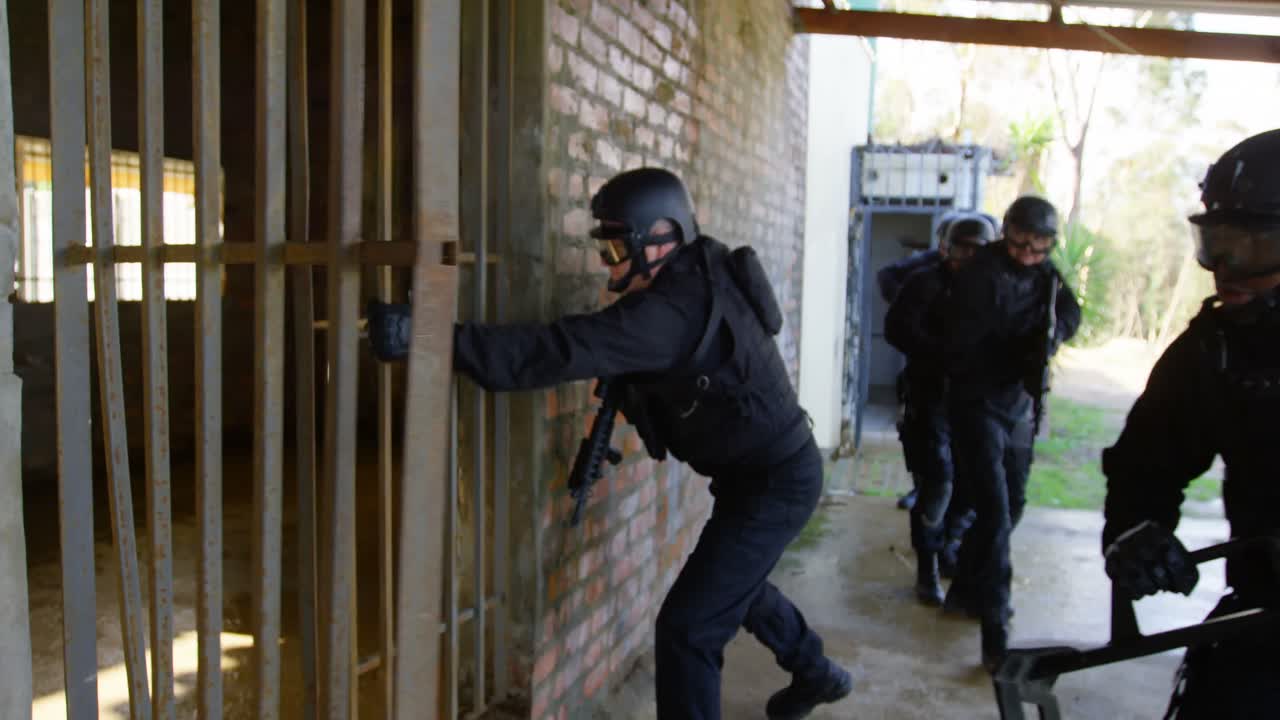 vista frontal de soldados de raza mixta realizando ejercicios militares en la base militar 4k