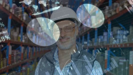 animación de procesamiento de datos estadísticos sobre el supervisor masculino caucásico senior sonriendo en el almacén