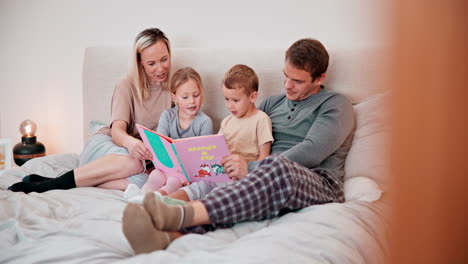 Padres,-Niños-Y-Libros-De-Lectura-En-La-Cama