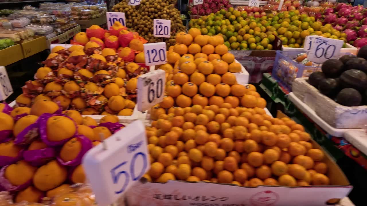 exhibición colorida de varias frutas en un mercado