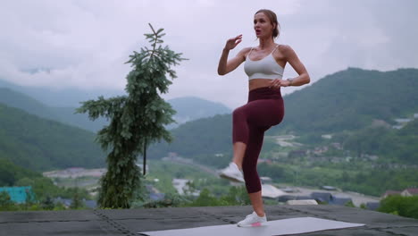 mujer haciendo ejercicio al aire libre en un paisaje montañoso