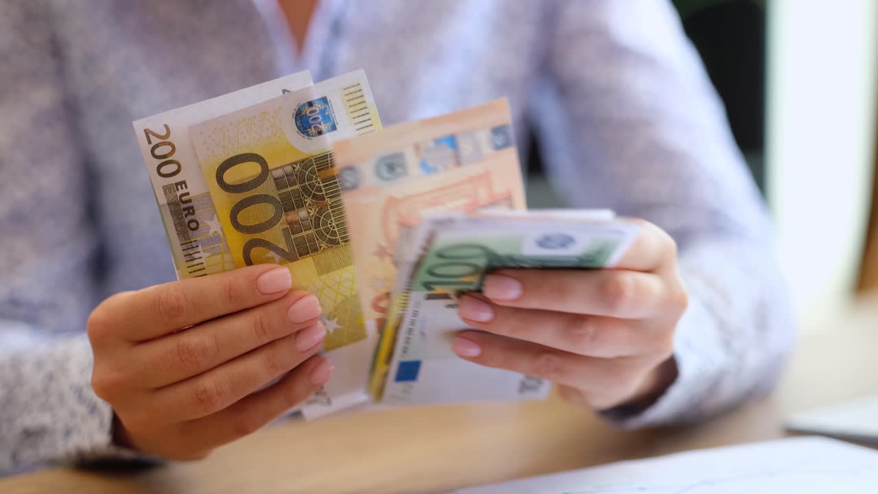 Eurosedler i kvindes hænder