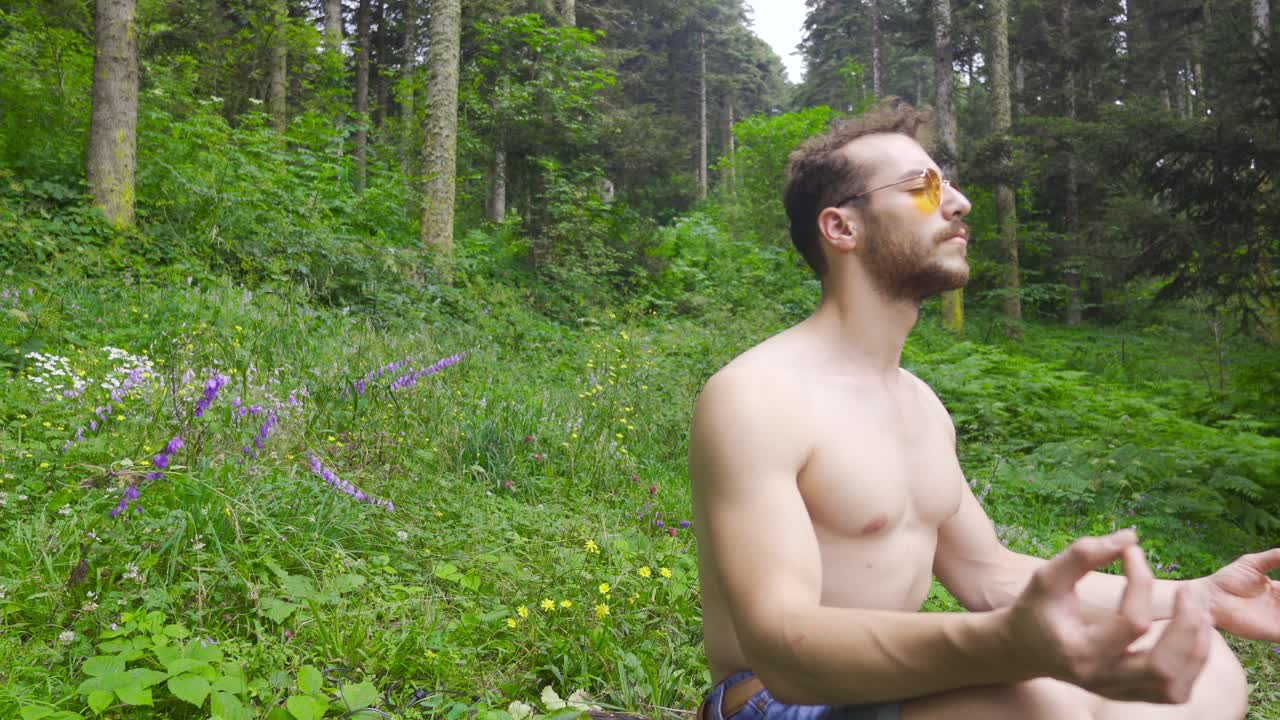 명상하는 남자.