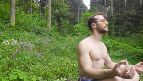 un hombre meditando.