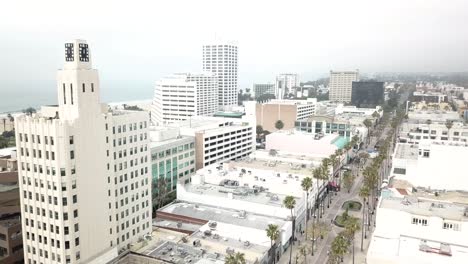 tomada de un dron aéreo de 4k de santa mónica, california con el océano pacífico y el muelle en el fondo en un día nublado
