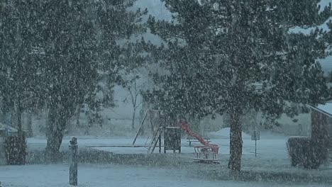 在寒冷的日子中,在冬天下雪的空白游乐场