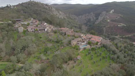 aproximación aérea al casal de são simão, un paisaje de patrimonio arquitectónico único escondido en las montañas del centro de portugal