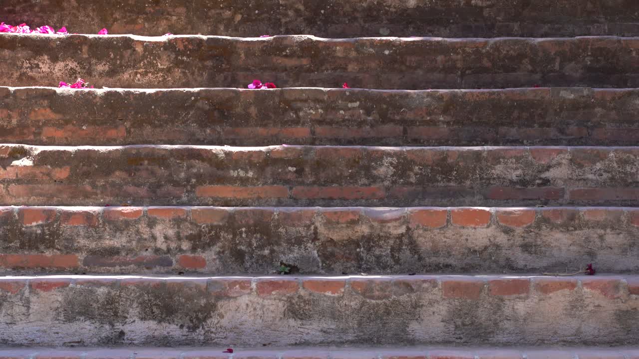 히스패닉 식민지 폐허의 틸트 다운 샷