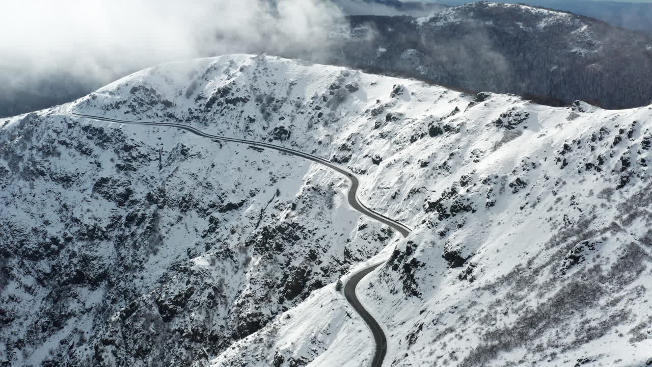 부드러운  구름이 활기찬 파란 하늘을 가로질러 조용한 타임스에 떠다니고 있습니다.