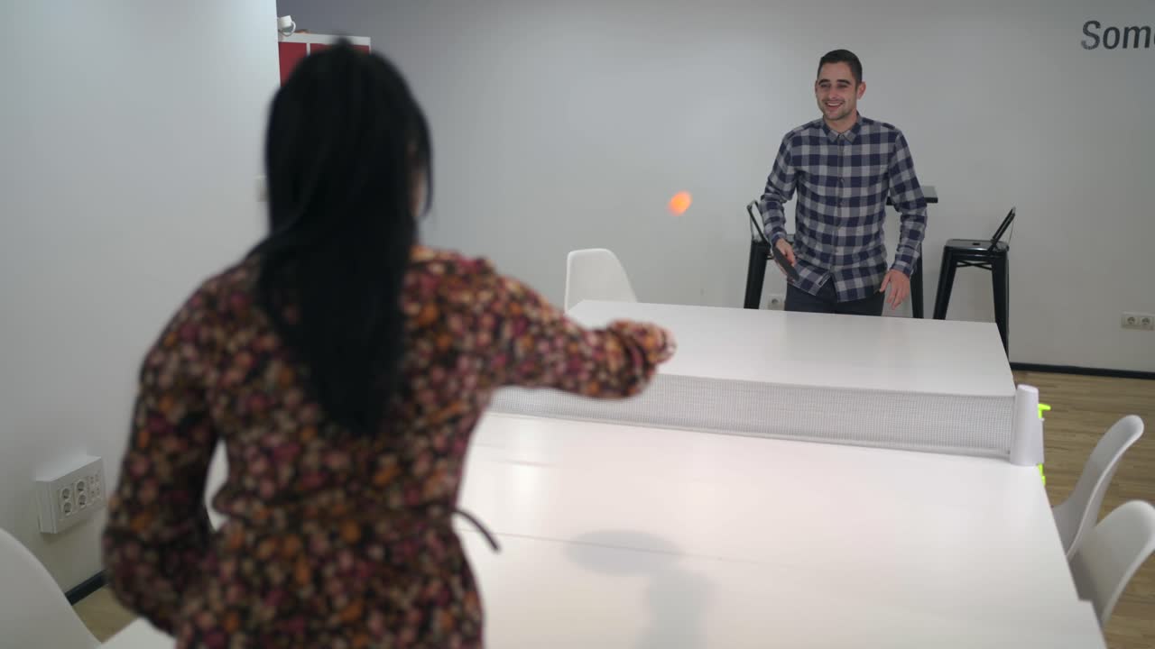 diversos colegas jugando al ping-pong en el trabajo