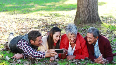 familia tomando una selfie en el parque