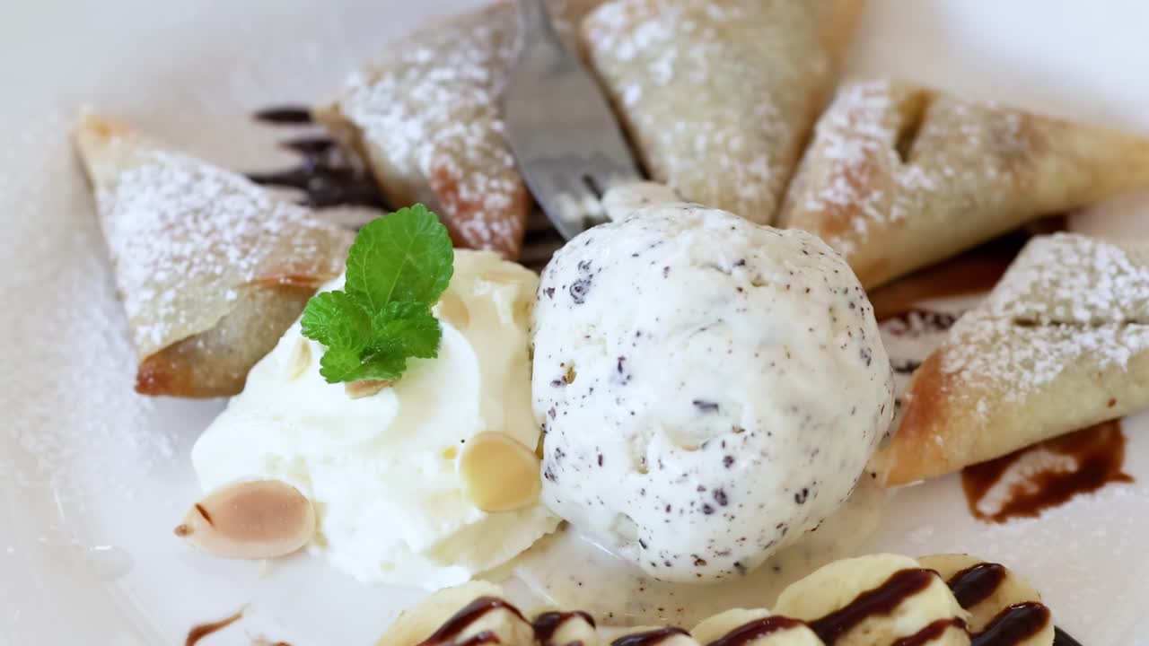 아이스크림과 함께 바나나 사모사 디저트를 맛보는 것