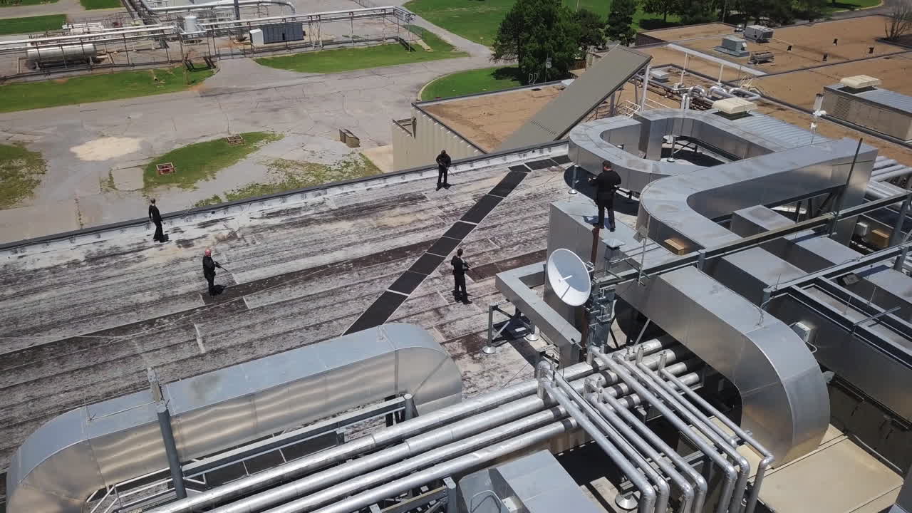 varios oficiales armados aseguraron objetos vitales del sitio de telecomunicaciones