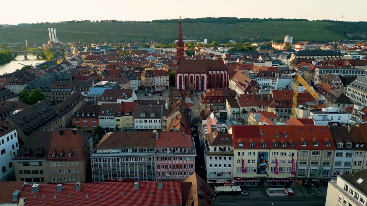 독일의 위르츠부르크 시내에 있는 마켓 플라자 (market plaza) 의 물 분수와 성 마리아 예배당 (st. mary's chapel) 의 4k 항공 드론 영상.
