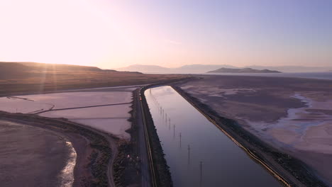 Toma-Cinematográfica-De-Drones-Al-Amanecer-Del-Lago-Salado-Rosa-En-Utah-Y-El-Tren-Que-Se-Aproxima