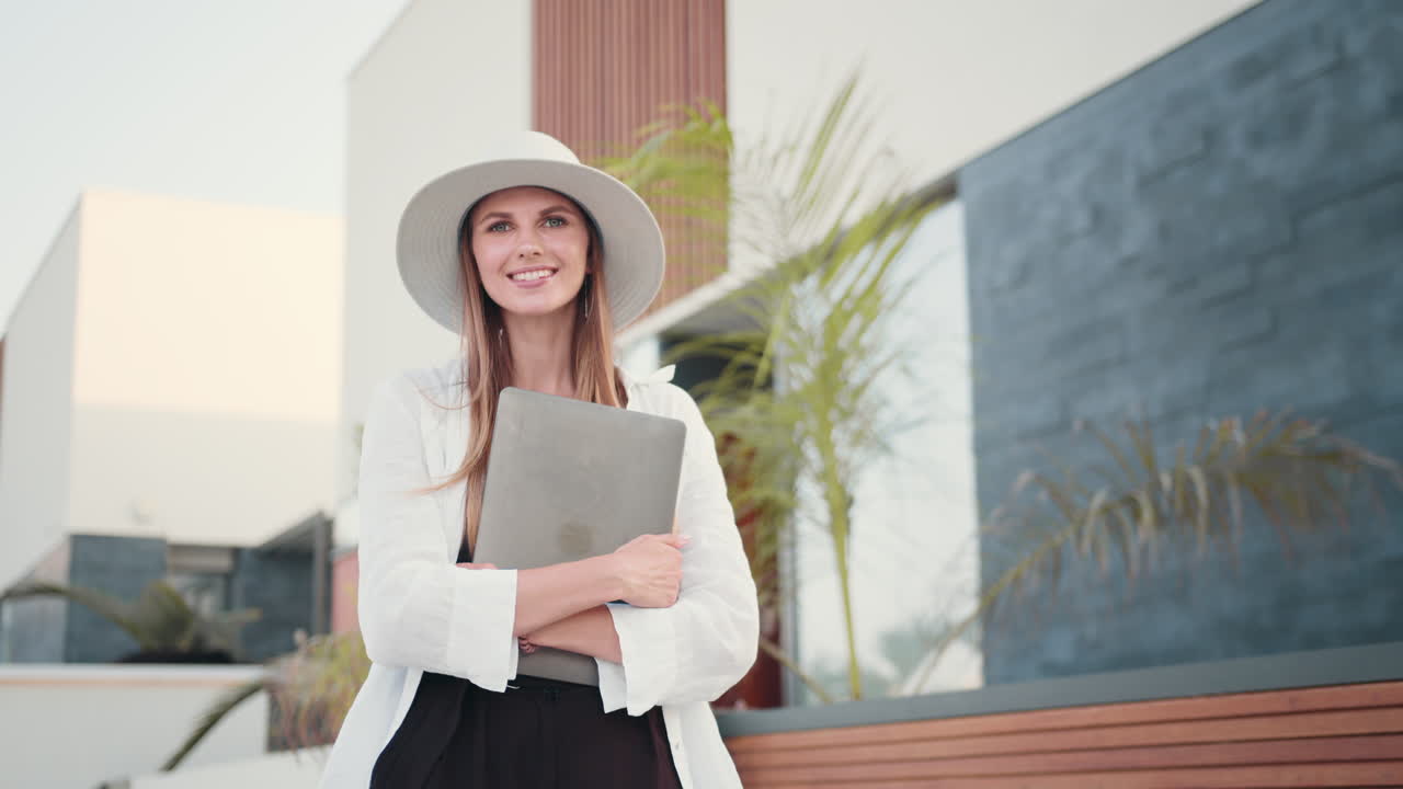 mujer sonriente con computadora portátil al aire libre