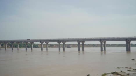 Straßenbrücke-Bei-Hochwasser-Am-Fluss-Chambal,-Rajasthan