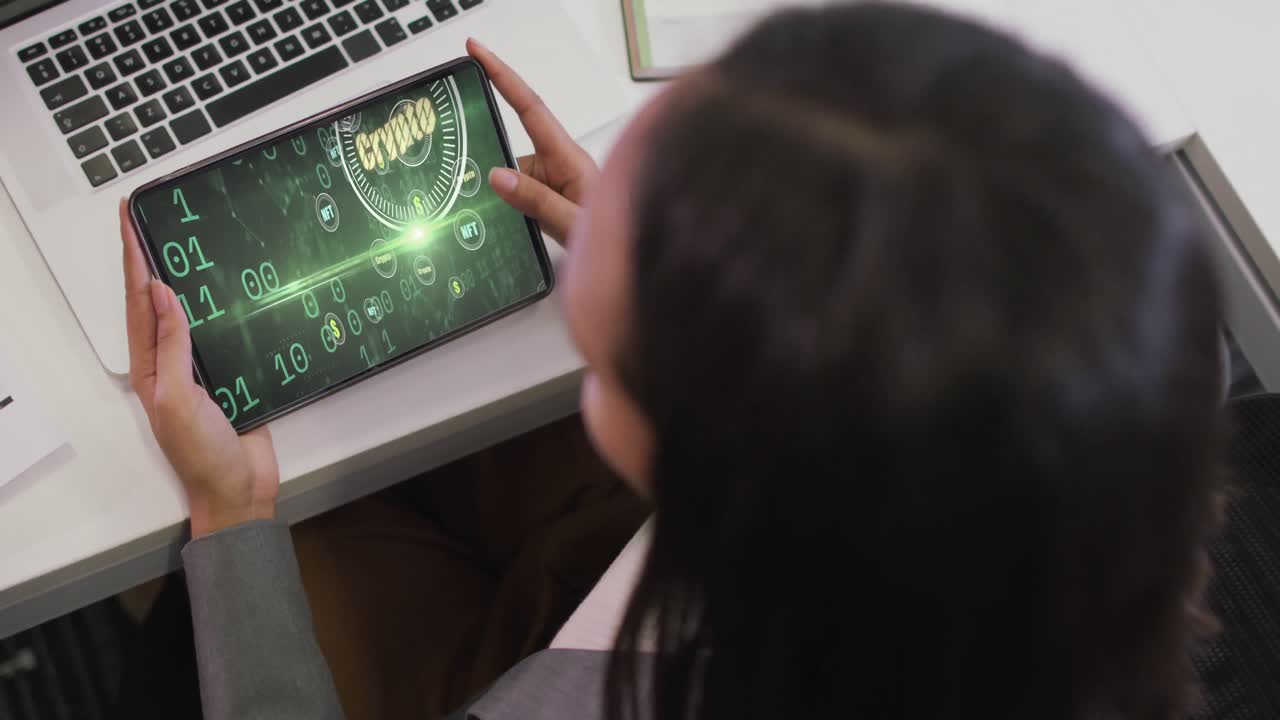 mujer de negocios biracial que usa una tableta para videollamadas con procesamiento de datos