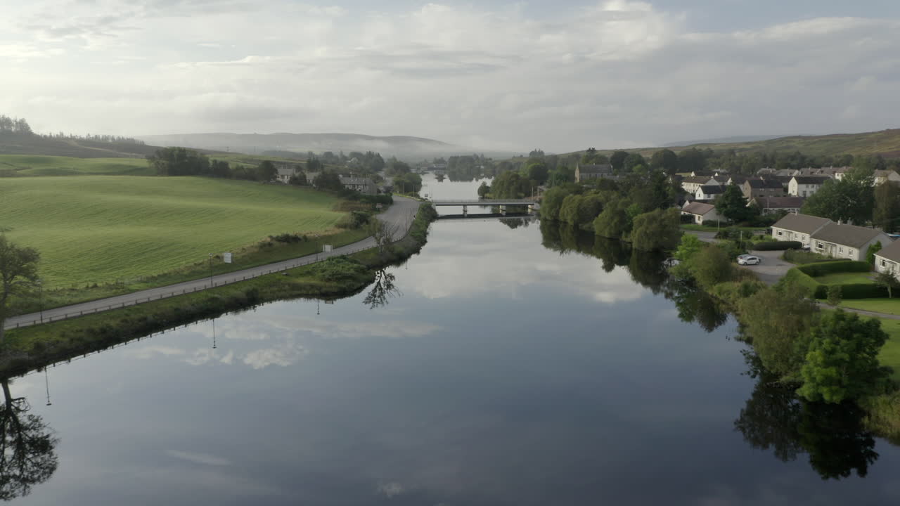 Una vista aerea del fiume Shin a Lairg in una tranquilla e nebbiosa mattina d'estate.