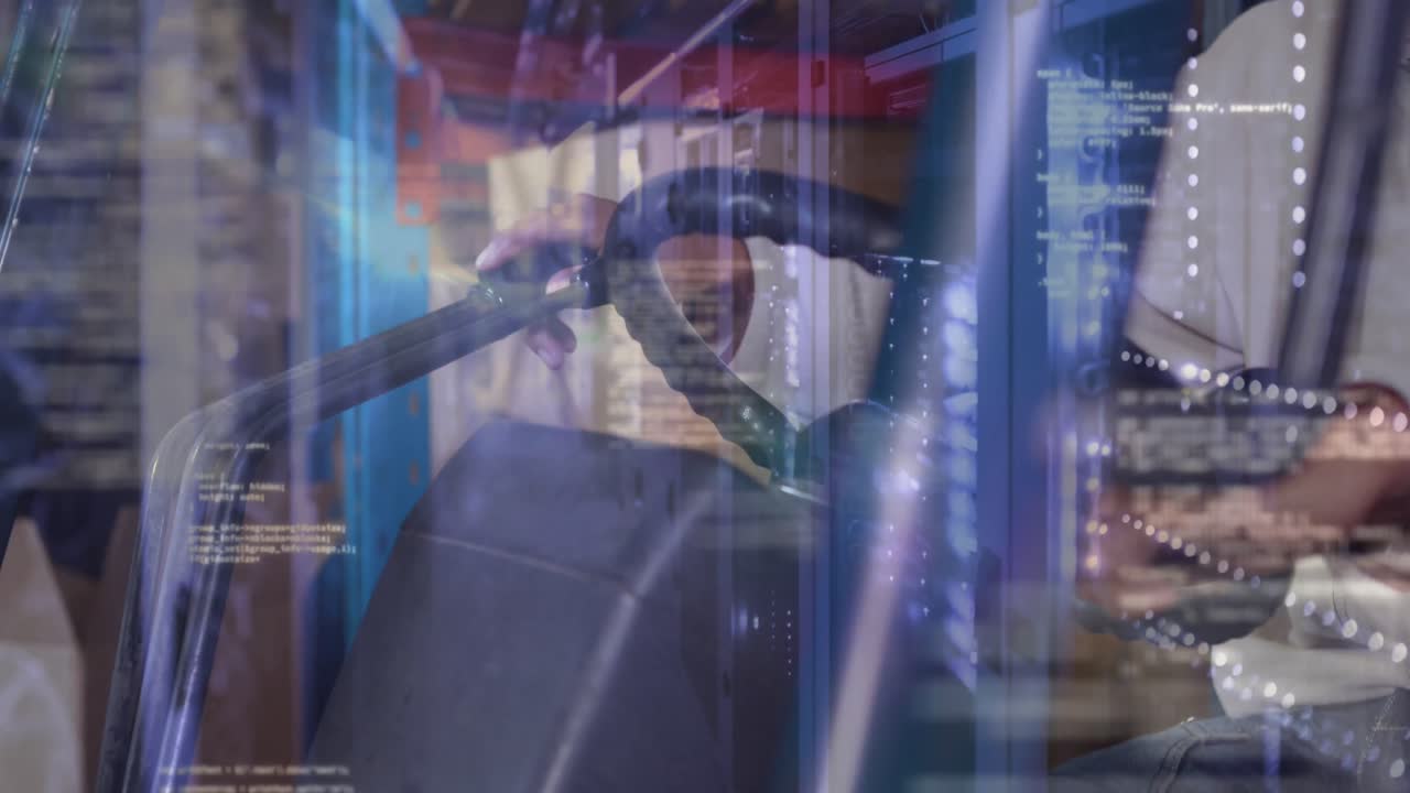 animación del procesamiento de datos sobre un trabajador afroamericano en un almacén.