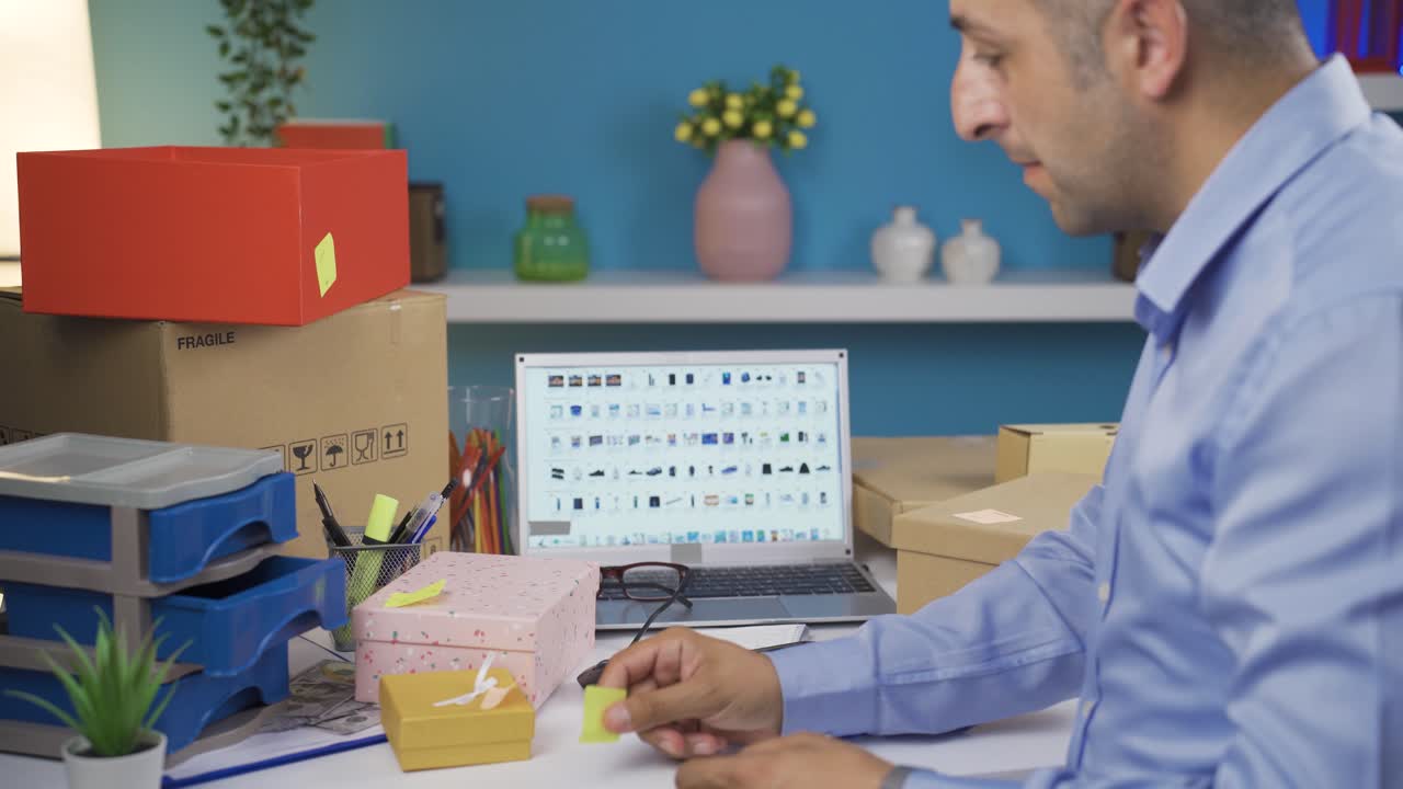 empresario que vende y envasa productos en línea.