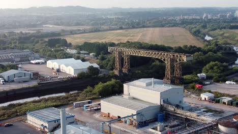 warrington histórico transportador puente industrial británico enviar canal vista aérea paisaje órbita amplio izquierda