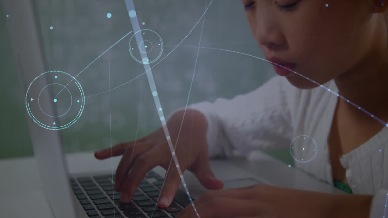 노트북에서 타이핑하고, 아이가 스크린 위의 디지털 인터페이스 애니메이션과 상호 작용합니다.