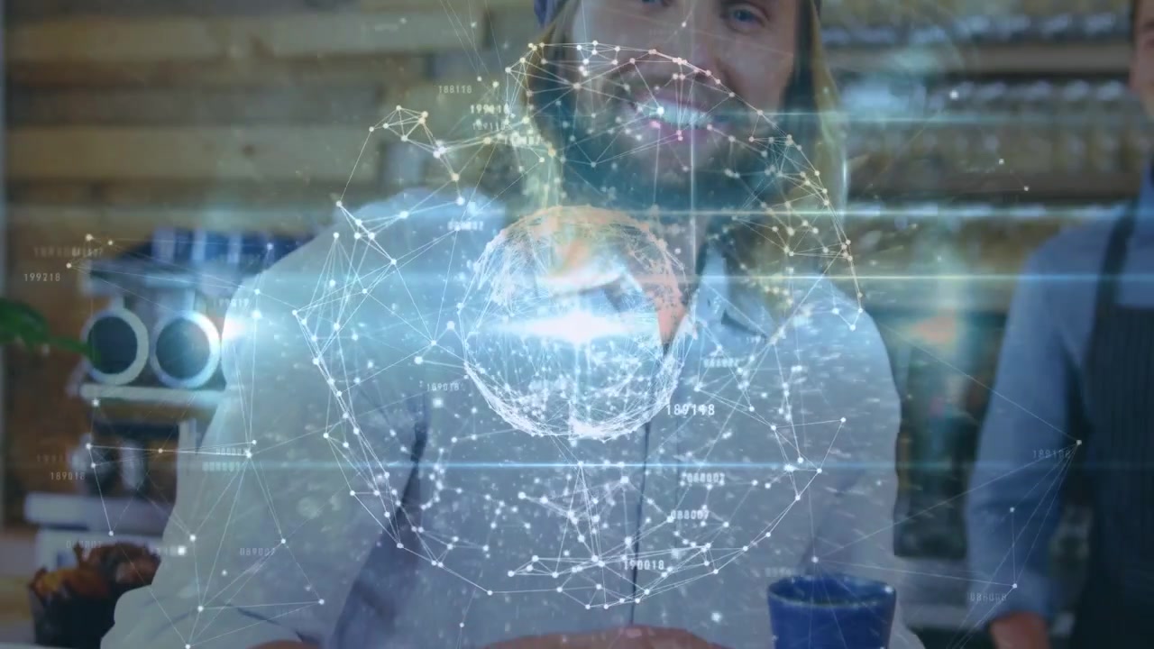 Homem servindo xícara azul, mãos movendo a xícara em balcão de madeira enquanto sobreposição de globo digital revela um café.