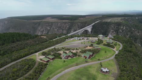 imágenes aéreas del puente de bloukrans en el cabo oriental, sudáfrica