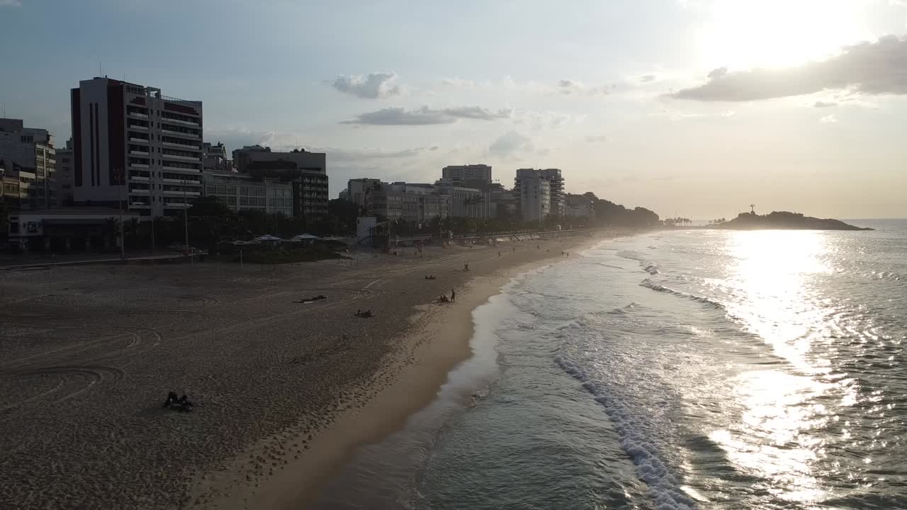 volando a través de ipanema, donde las olas encuentran la playa