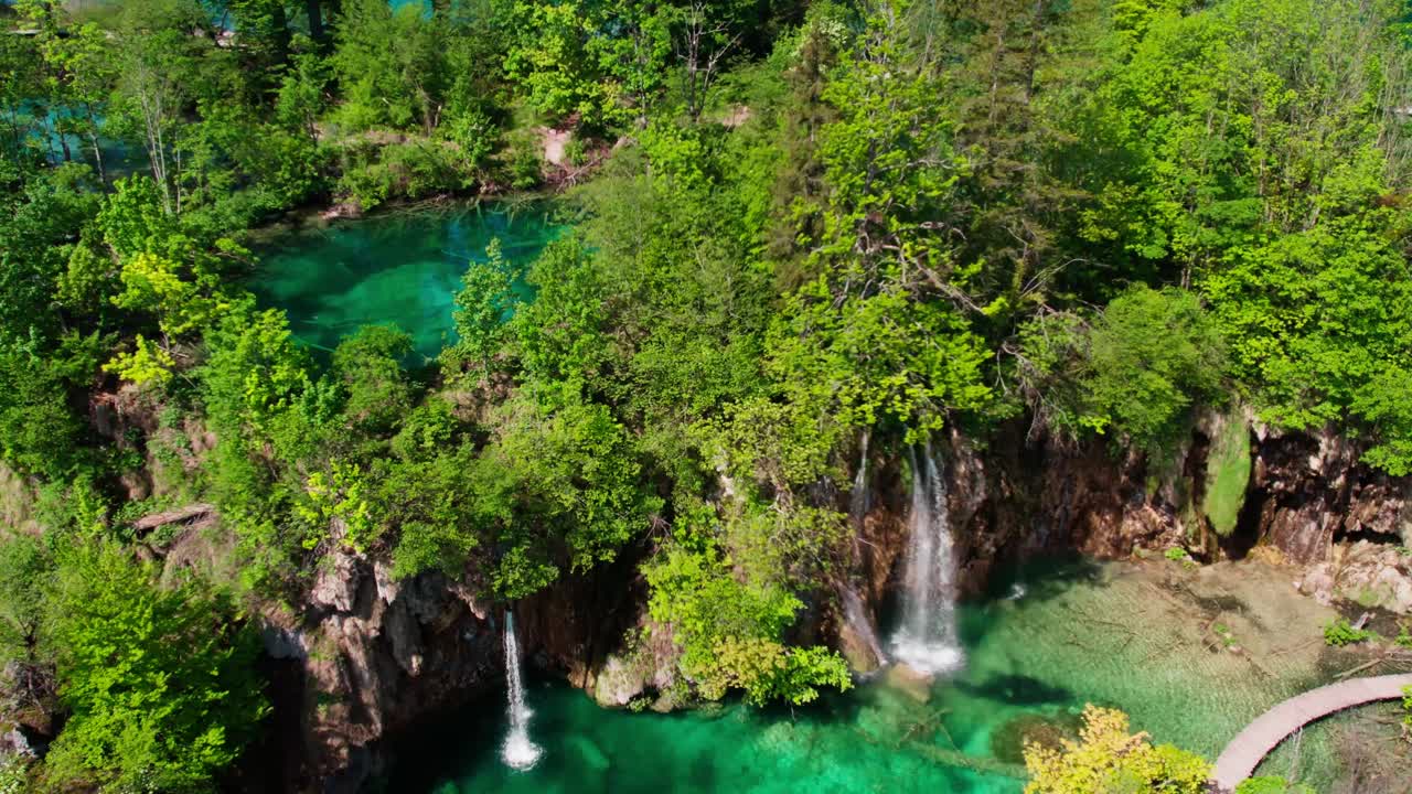 vista aérea de los lagos y cascadas de plitvice