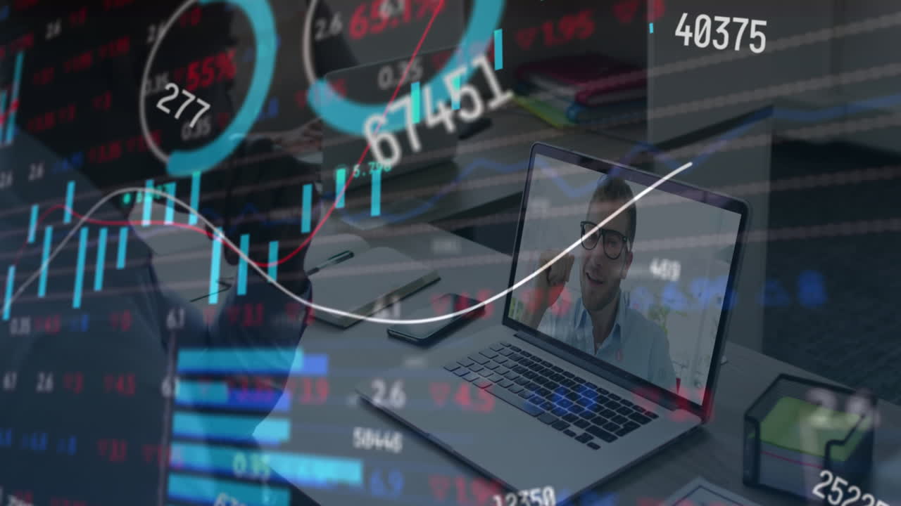 animazione dell'elaborazione dei dati finanziari su un uomo d'affari bi-razziale su laptop video call in ufficio