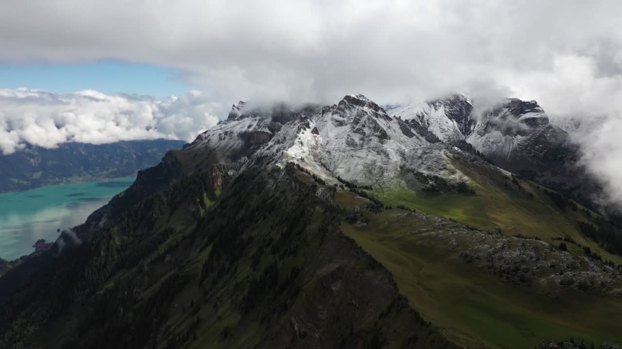 disparo de dron volando de lado a la izquierda, sobre schynige platte
