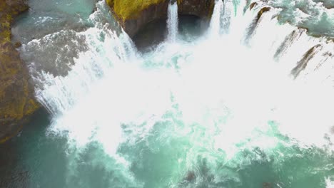 la grandeza natural de la cascada de godafoss en islandia, tomada por un dron