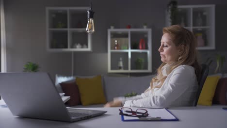 una mujer de negocios madura está pensando en una idea.