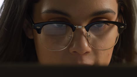 Caucasian-woman-using-a-laptop