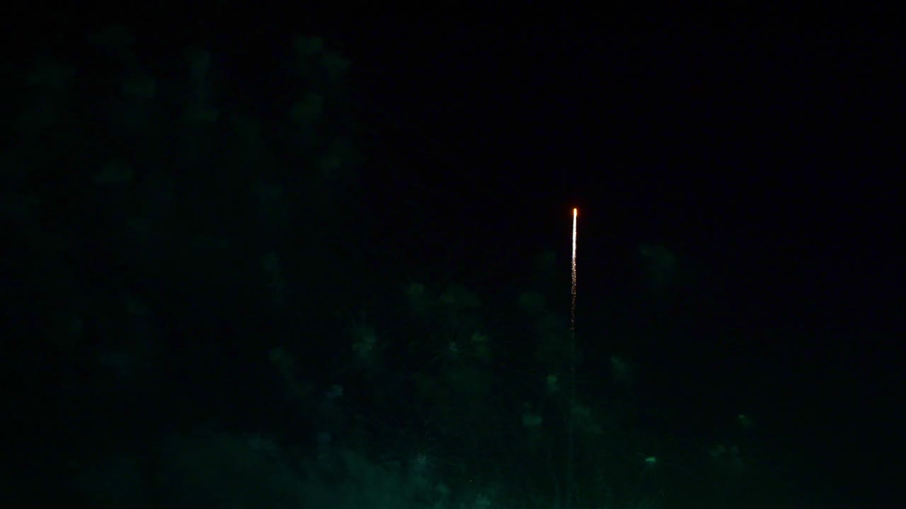 축제에서 축하하기 위해 밤에 아름다운 다채로운 불 작품 전시