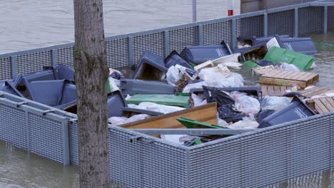 contenedores flotando en el río sena inundado