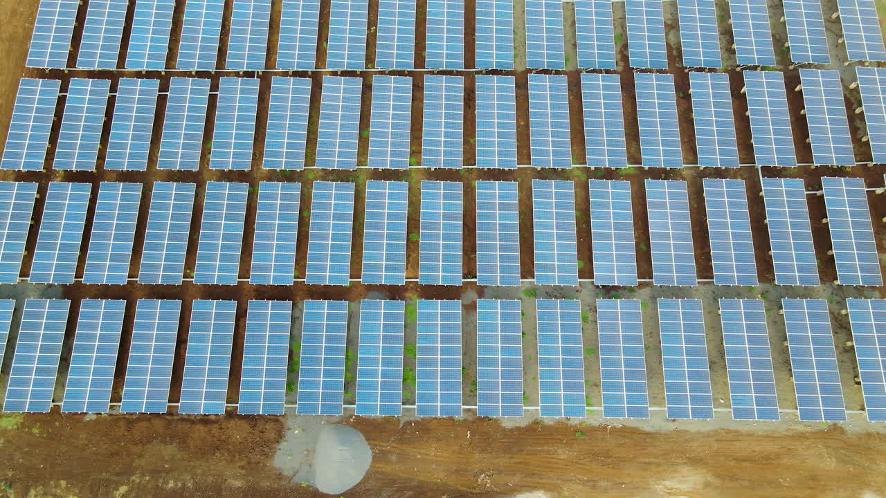 plumín de granja de paneles solares en áfrica rural